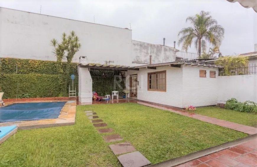 Ótima casa localizada próximo do Iguatemi, com 327m² construídos, em terreno medindo 19 x 34m, de 4