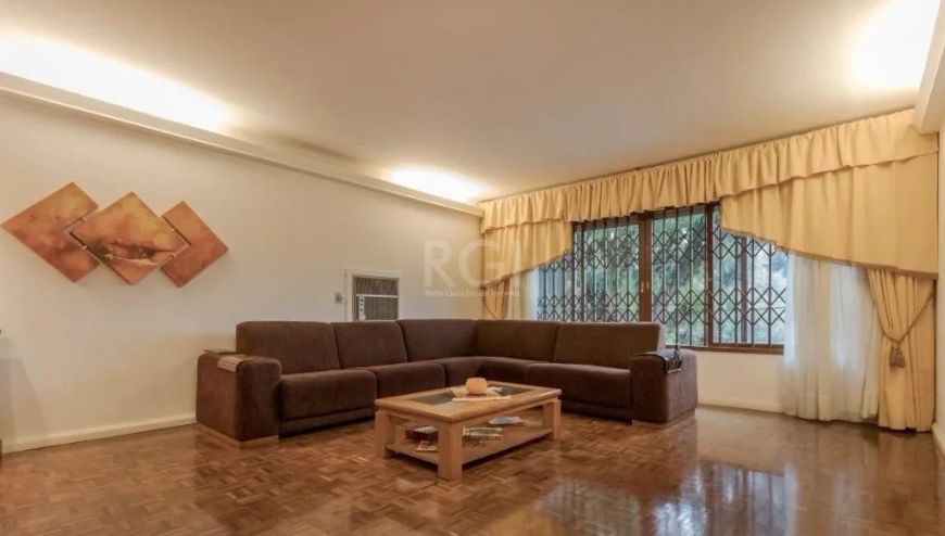 Ótima casa localizada próximo do Iguatemi, com 327m² construídos, em terreno medindo 19 x 34m, de 4