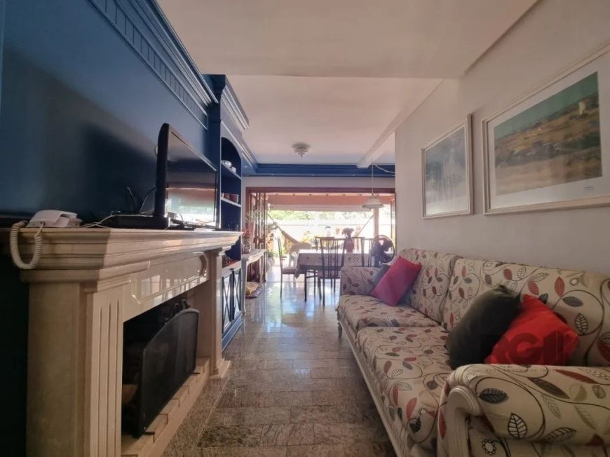 Excelente casa, muito bem conservada e reformada. Casa com hall de entrada, lavabo, living para 2 am