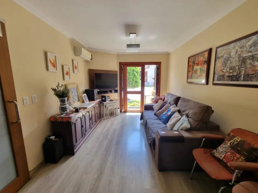 Excelente casa, muito bem conservada e reformada. Casa com hall de entrada, lavabo, living para 2 am