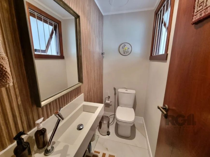 Excelente casa, muito bem conservada e reformada. Casa com hall de entrada, lavabo, living para 2 am