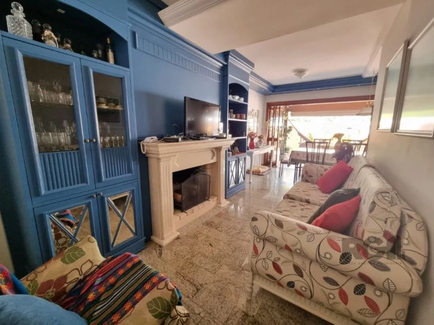 Excelente casa, muito bem conservada e reformada. Casa com hall de entrada, lavabo, living para 2 am