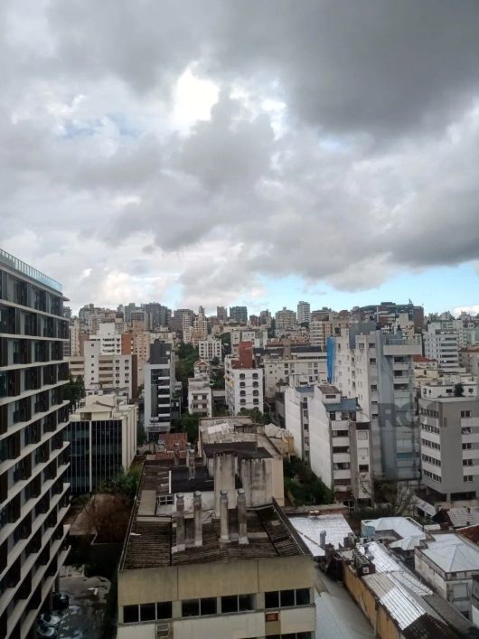 Excelente oportunidade no Bairro Auxiliadora, no Ed. Nilza esther.Apartamento amplo e arejado ao lad