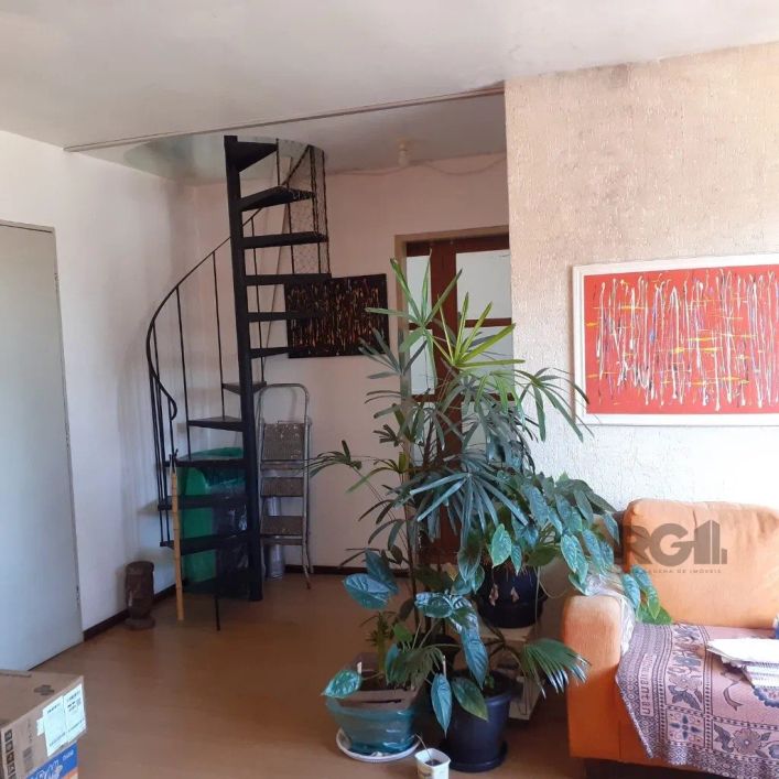 Ótima cobertura, no coração do bairro Teresópolis, de 2 dormitórios, sala e cozinha ampla e com armá