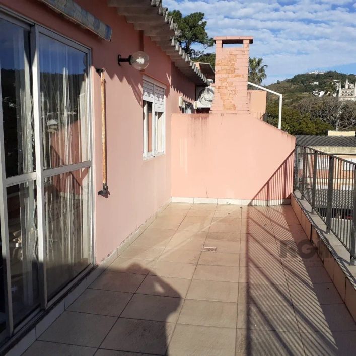 Ótima cobertura, no coração do bairro Teresópolis, de 2 dormitórios, sala e cozinha ampla e com armá