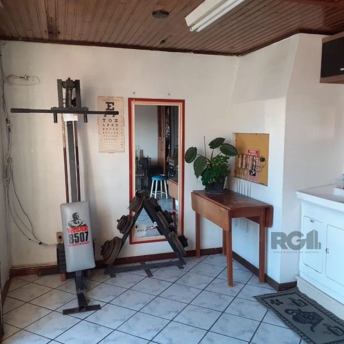 Ótima cobertura, no coração do bairro Teresópolis, de 2 dormitórios, sala e cozinha ampla e com armá