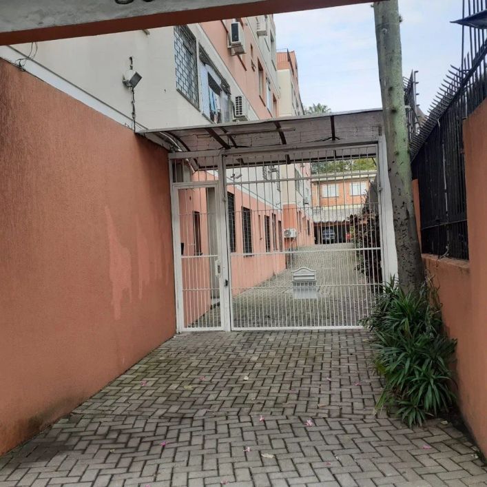 Ótima cobertura, no coração do bairro Teresópolis, de 2 dormitórios, sala e cozinha ampla e com armá