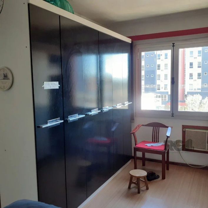 Ótima cobertura, no coração do bairro Teresópolis, de 2 dormitórios, sala e cozinha ampla e com armá