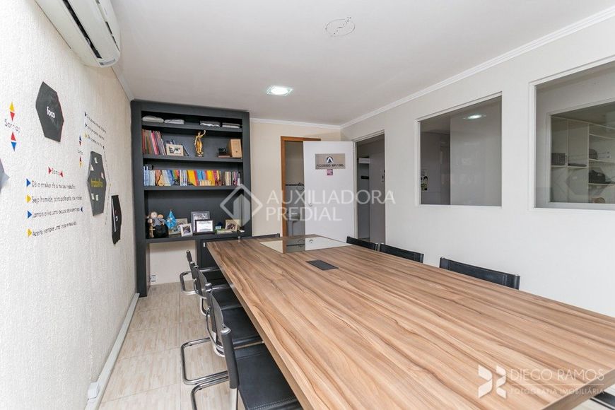 Excelente Prédio Comercial no coração do bairro Tristeza com 700m². Ideal para Cooworking e escolas.