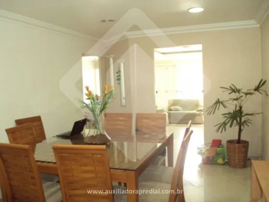 Casa com 3 quartos, suíte, terreno plano