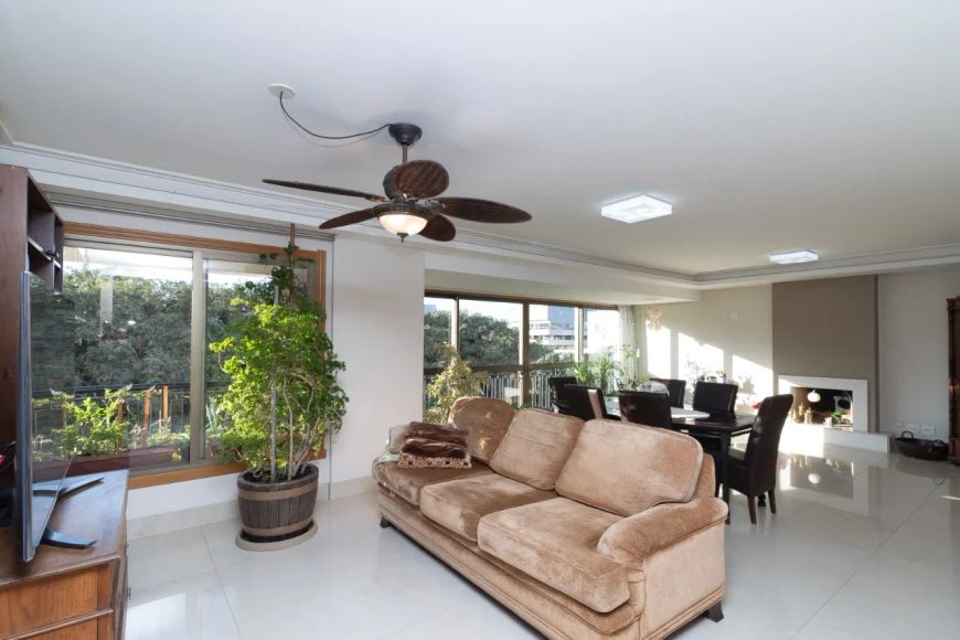 Apartamento à venda em Moinhos De Vento com 162 m² e 3 dormitórios/quartos disponíveis.
