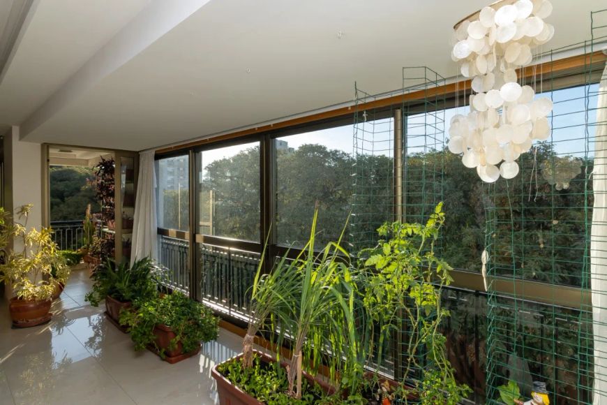 Apartamento à venda em Moinhos De Vento com 162 m² e 3 dormitórios/quartos disponíveis.