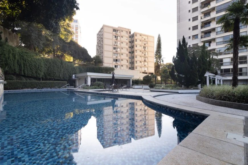 Apartamento à venda em Moinhos De Vento com 162 m² e 3 dormitórios/quartos disponíveis.