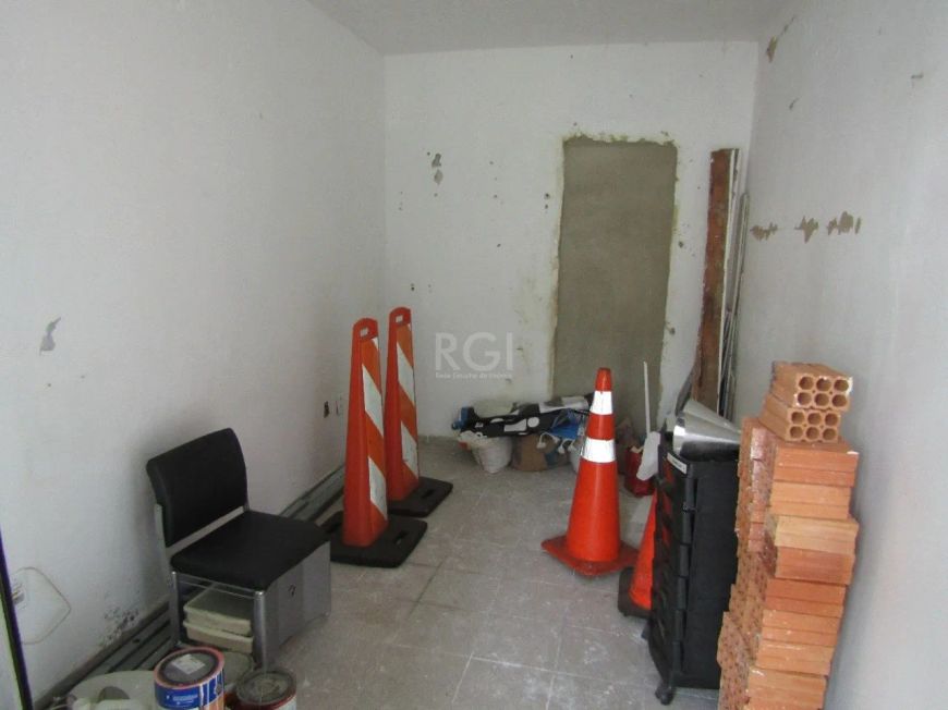 Edifício com uma Loja comercial na frente, com banheiro, e 2 vagas de Garagem, e nos fundos uma apto