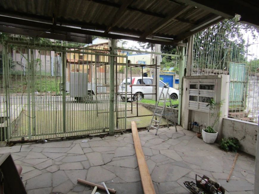 Edifício com uma Loja comercial na frente, com banheiro, e 2 vagas de Garagem, e nos fundos uma apto