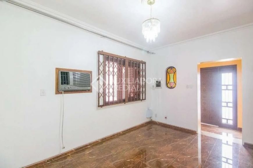 Casa com 04 dormitórios, 07 vagas, em excelente localização!