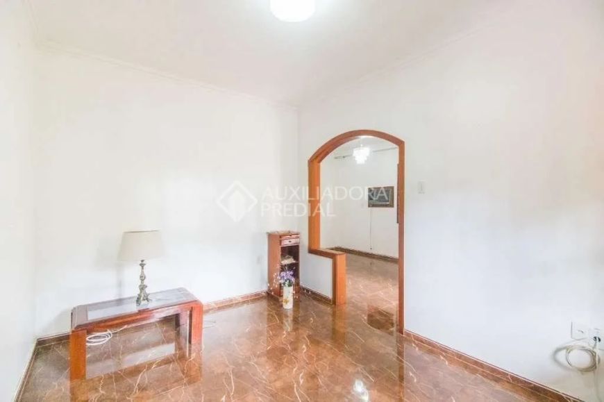 Casa com 04 dormitórios, 07 vagas, em excelente localização!