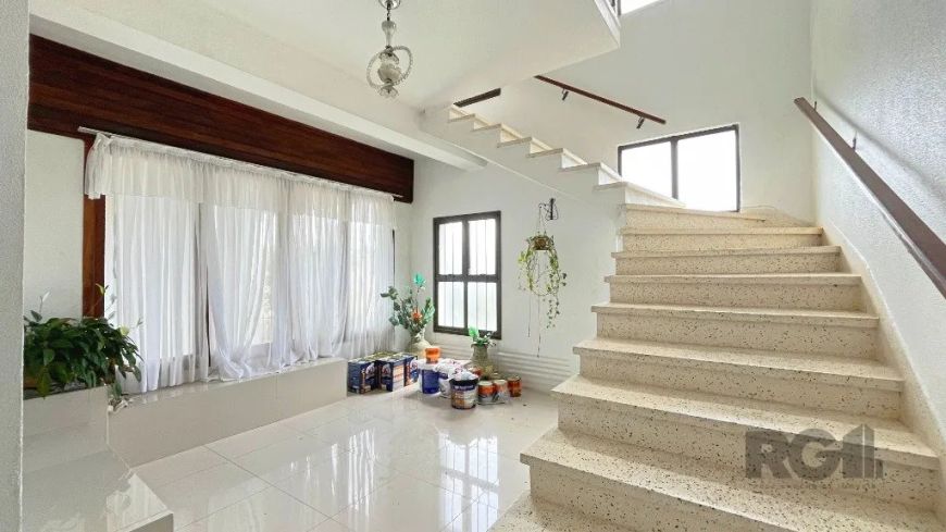 Apartamento 3 dormitórios, suíte, sala ampla, copa, banheiro, cozinha, área de serviço. Parte superi