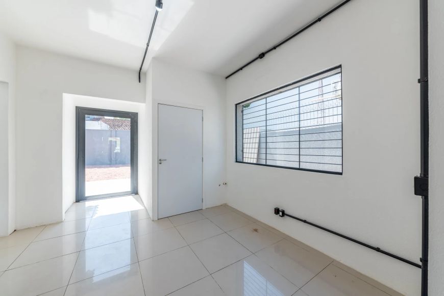 Venda de Casa Comercial em bairro Tristeza com 220m² Área Const.