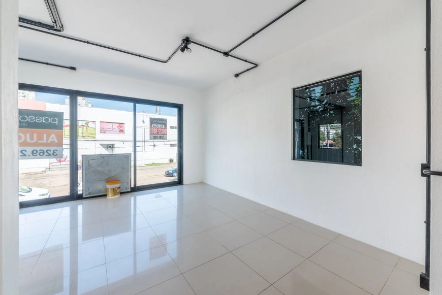 Venda de Casa Comercial em bairro Tristeza com 220m² Área Const.