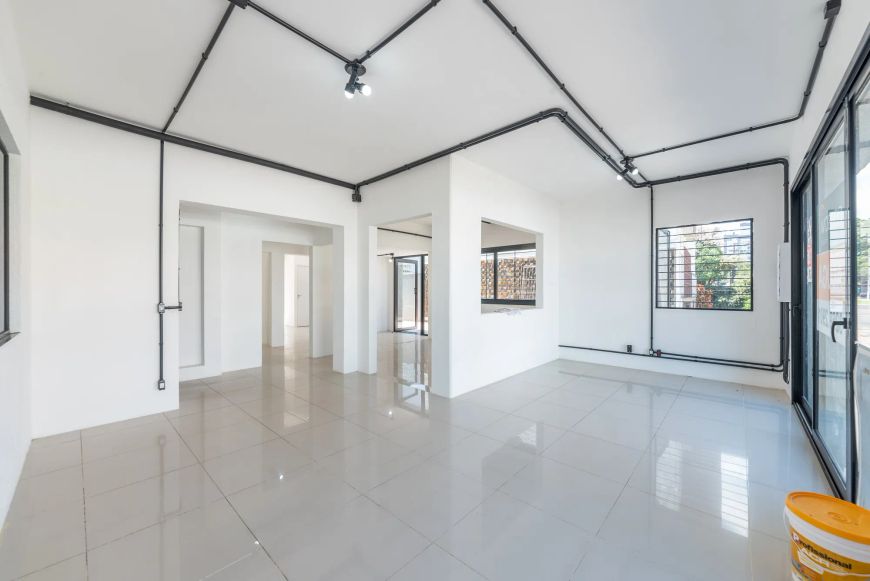 Venda de Casa Comercial em bairro Tristeza com 220m² Área Const.