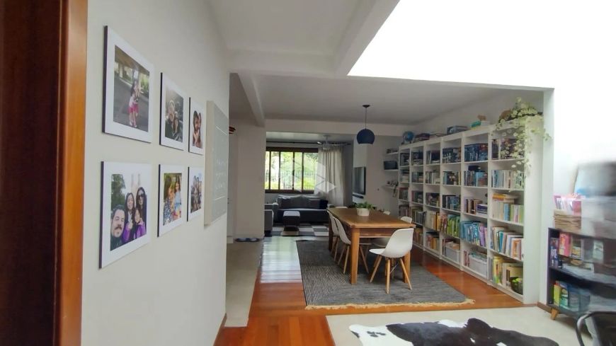 Casa 3 dormitórios, sendo 1 suíte, sala de estar, sala de jantar, banheiro social, vaga de garagem