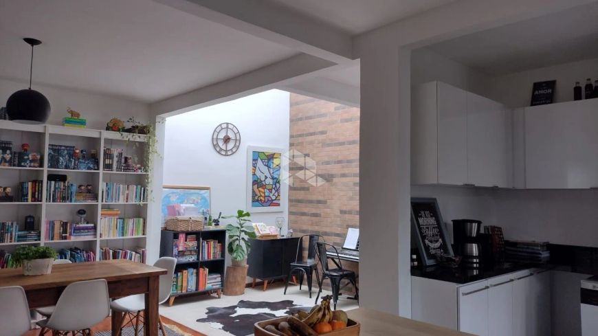 Casa 3 dormitórios, sendo 1 suíte, sala de estar, sala de jantar, banheiro social, vaga de garagem