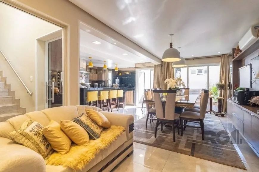 Excelente casa alto padrão na Zona Norte de Porto Alegre! São 280,95m² de área construída, todo refo