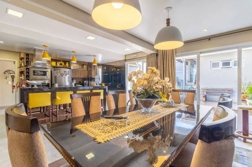 Excelente casa alto padrão na Zona Norte de Porto Alegre! São 280,95m² de área construída, todo refo