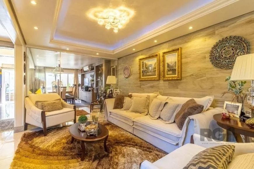 Excelente casa alto padrão na Zona Norte de Porto Alegre! São 280,95m² de área construída, todo refo