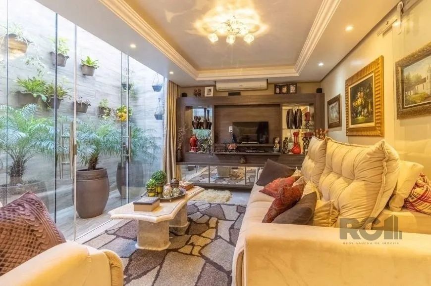 Excelente casa alto padrão na Zona Norte de Porto Alegre! São 280,95m² de área construída, todo refo