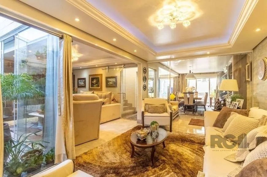 Excelente casa alto padrão na Zona Norte de Porto Alegre! São 280,95m² de área construída, todo refo