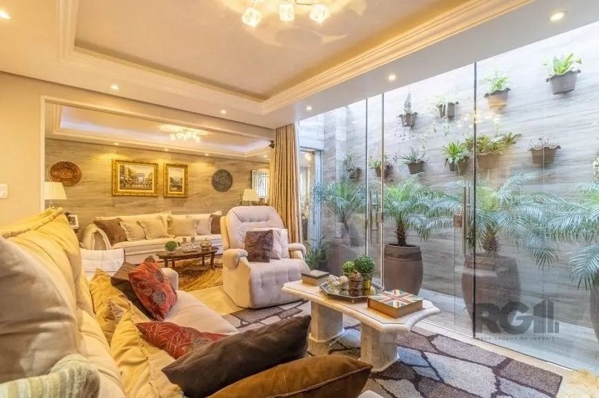 Excelente casa alto padrão na Zona Norte de Porto Alegre! São 280,95m² de área construída, todo refo