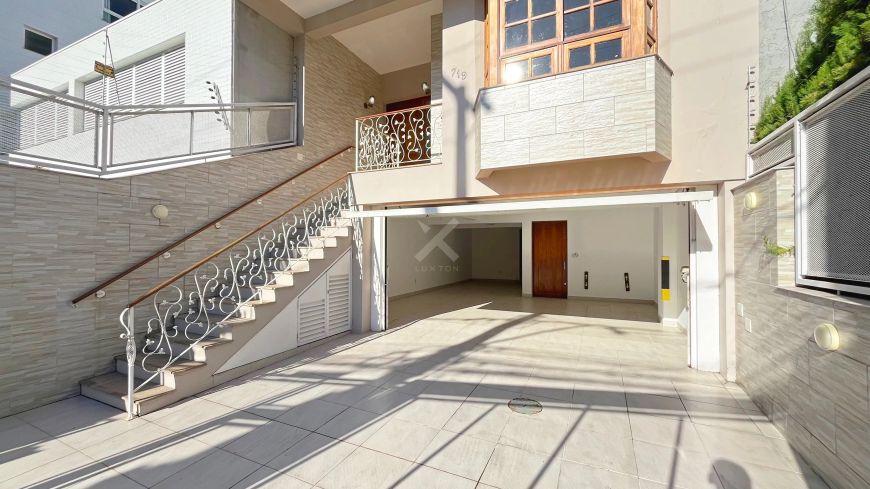 Sobrado 3 quartos com piscina