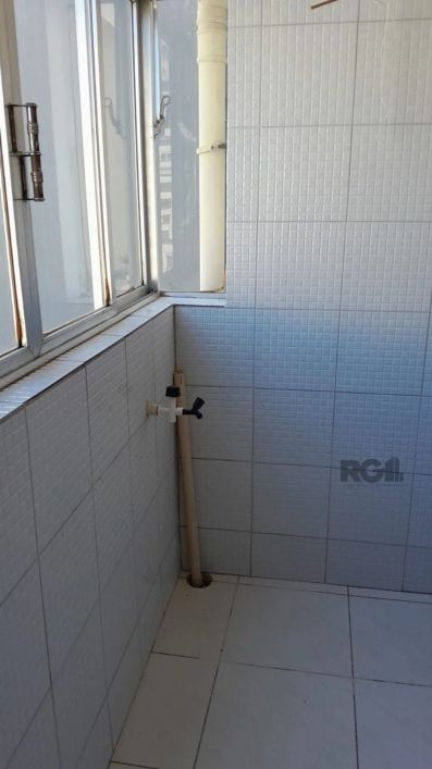 Apartamento 2 dormitórios,piso parquet, living,cozinha,wc auxiliar e banheiro em andar alto.Prédio c