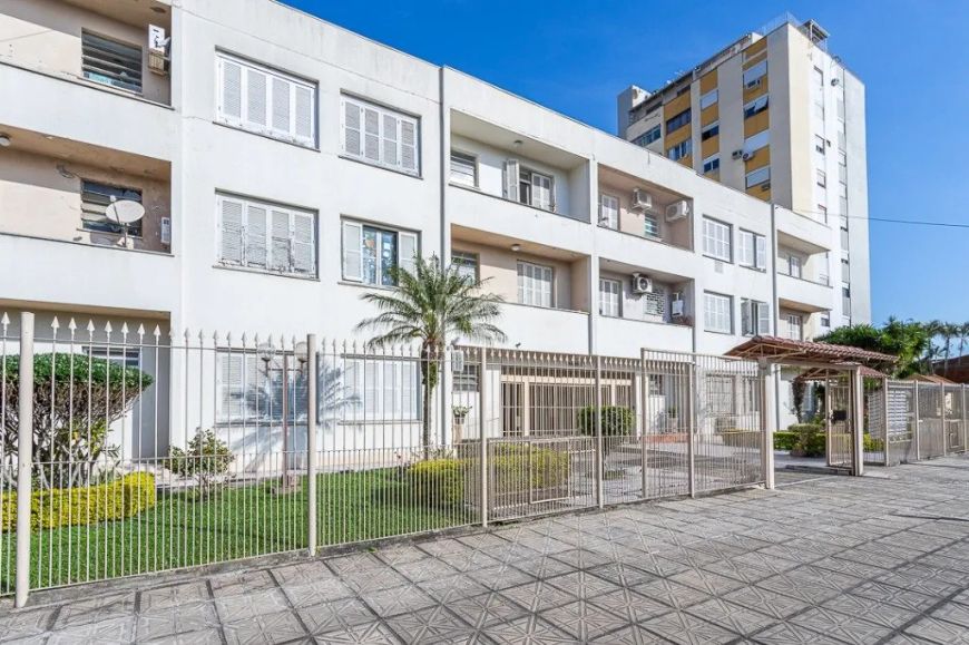 Excelente apartamento 3 dormitórios, dependência, pátio, próximo a todos os recursos.