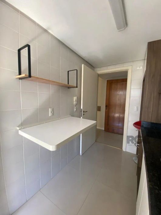 APARTAMENTO - 66,54 m² área privativa - 3º andarApartamento lateral, lindo e arejado, ficam todos os