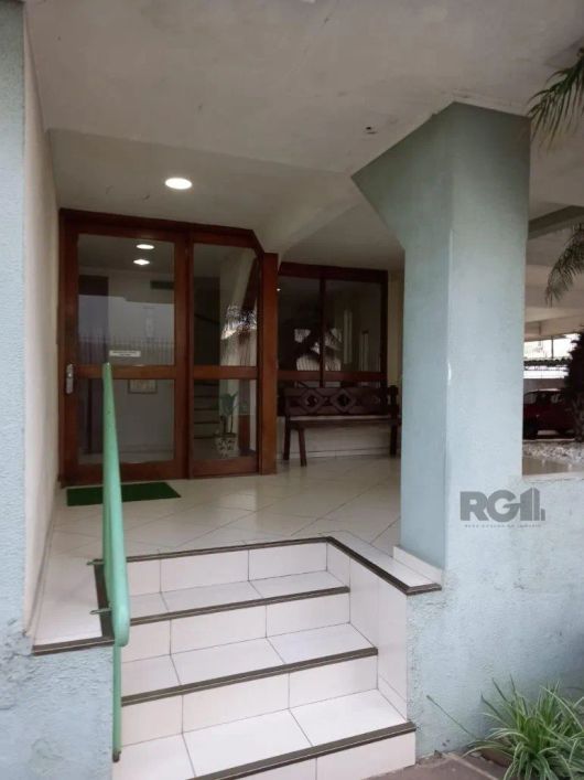 Esta excelente cobertura contempla 3 dormitórios, sendo 1 dependência de empregada, sala, varanda, c