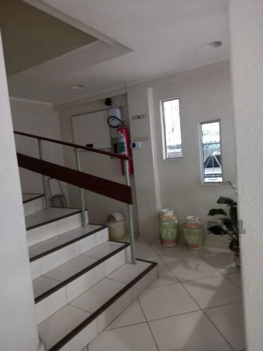 Esta excelente cobertura contempla 3 dormitórios, sendo 1 dependência de empregada, sala, varanda, c