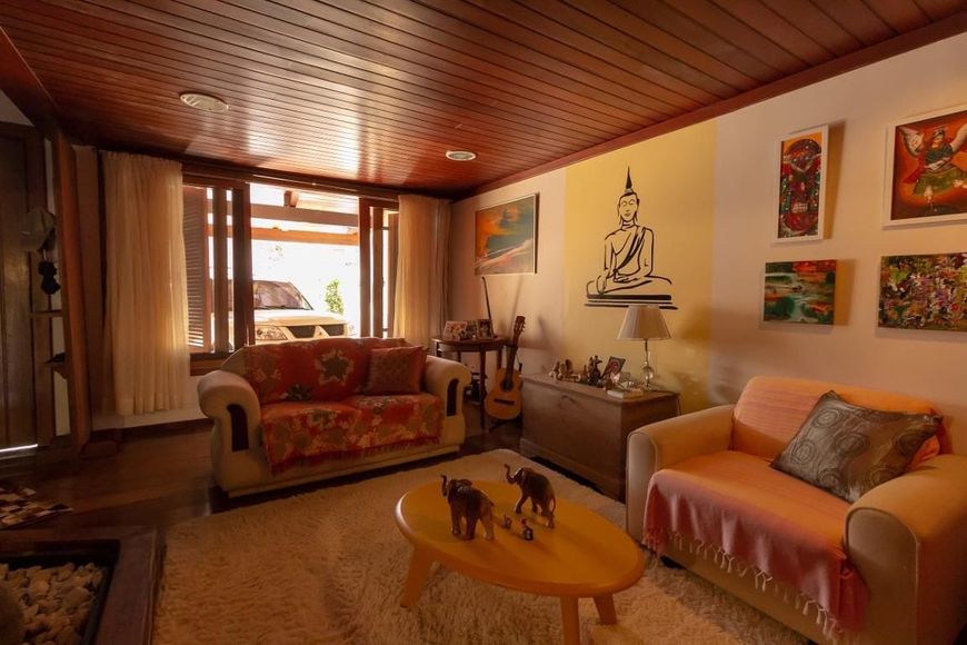 Linda Casa com 4 dormitórios. Piscina. 3 vagas. Agende sua visita.