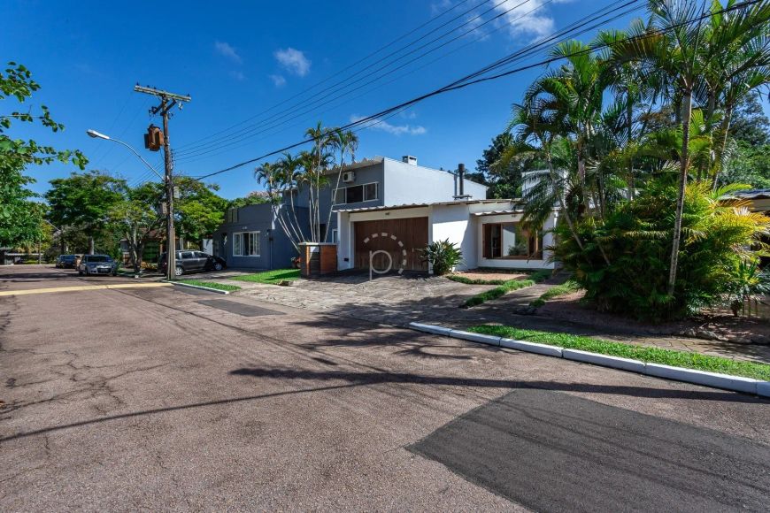 Venda de Casa em Condomínio em bairro Pedra Redonda com 300m² Área Const. e 442m² Á