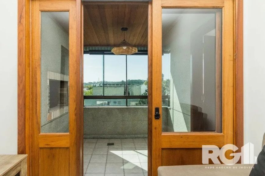 Excelente apartamento com 2 dormitórios, living para dois ambientes com sacada e churrasqueira, dois