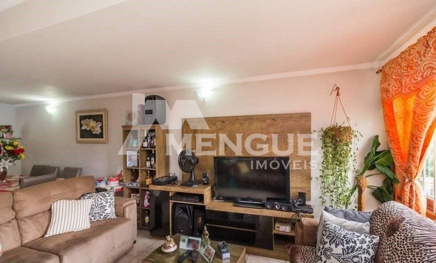 Casa/Sobrado com 3 dormitórios sendo 1 suíte e 3 vagas à venda no bairro Jardim Planalto em Porto Al