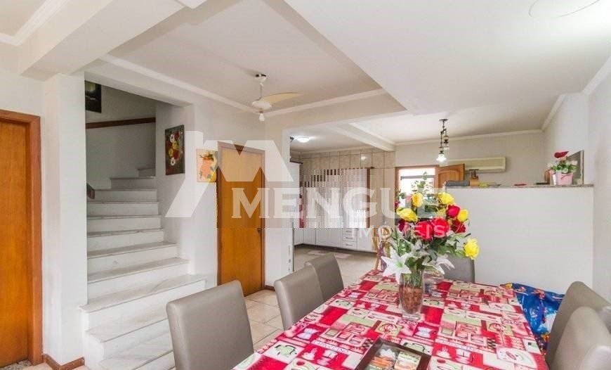 Casa/Sobrado com 3 dormitórios sendo 1 suíte e 3 vagas à venda no bairro Jardim Planalto em Porto Al