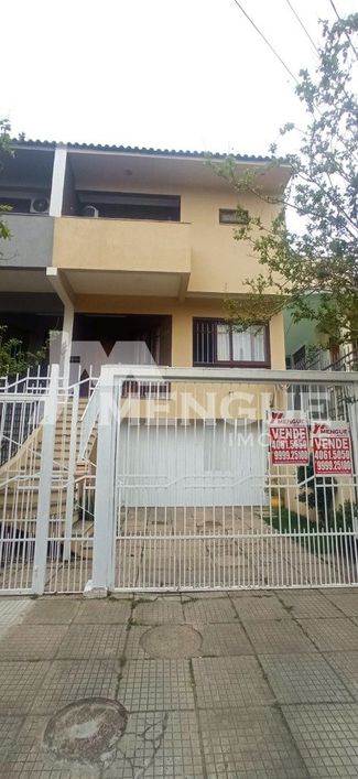 Casa/Sobrado com 3 dormitórios sendo 1 suíte e 3 vagas à venda no bairro Jardim Planalto em Porto Al