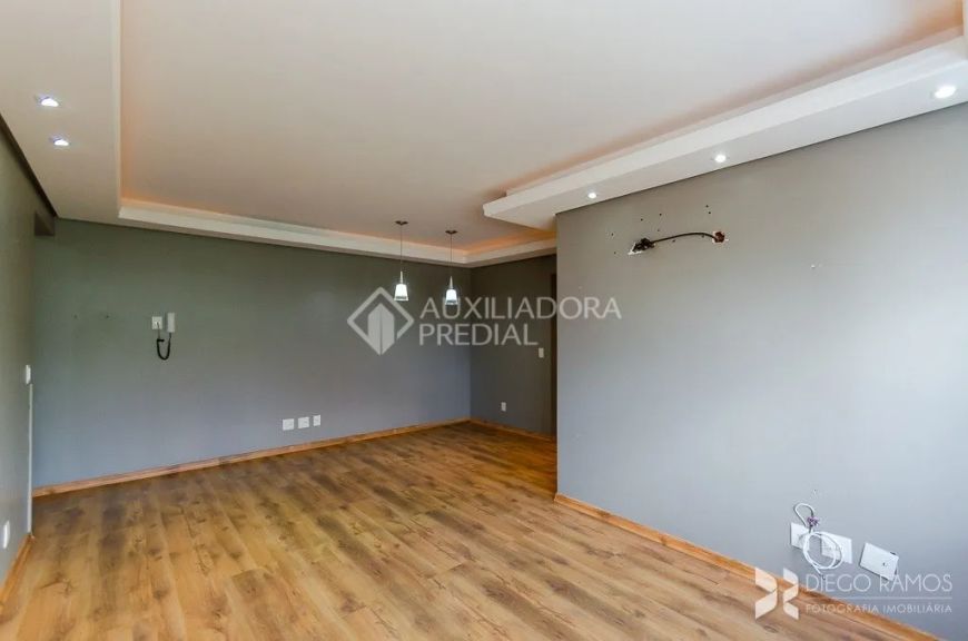 Apartamento três dormitórios menino Deus