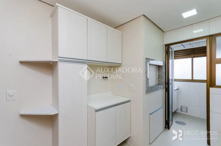 Apartamento três dormitórios menino Deus