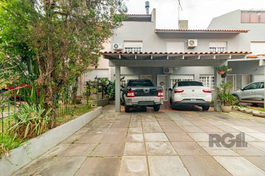 casa à venda no Jardim Itú - Porto AlegreÓtimo sobrado com 101 M², 2 dormitórios e sótão com possibi
