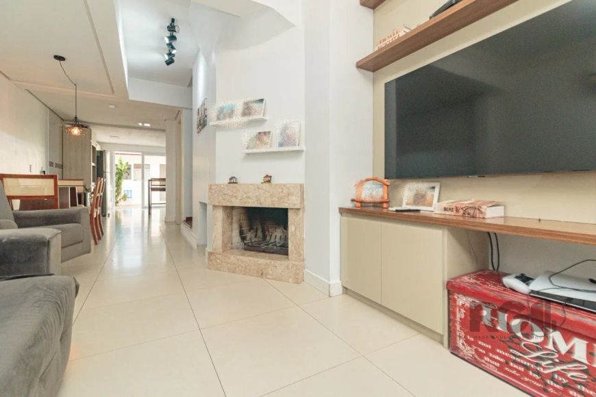 casa à venda no Jardim Itú - Porto AlegreÓtimo sobrado com 101 M², 2 dormitórios e sótão com possibi
