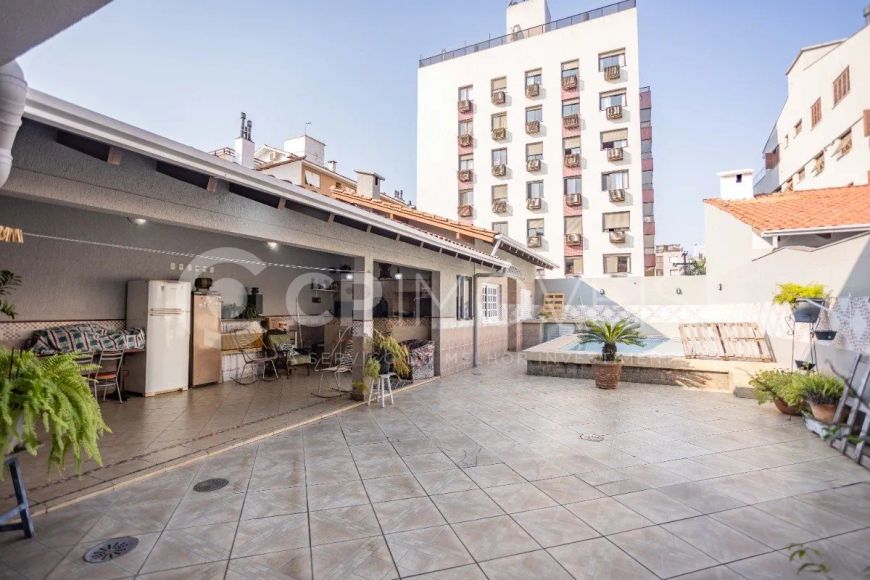 Casa/Sobrado em Porto Alegre, no bairro Jardim Lindóia, à venda.